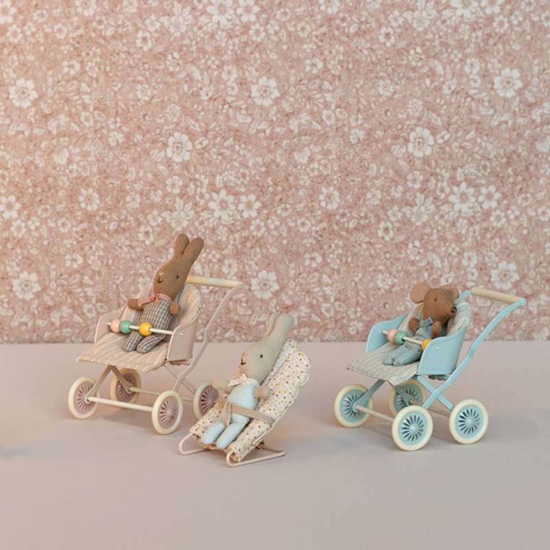 Babymäuse von Maileg in Kinderwagen und Babywippe.