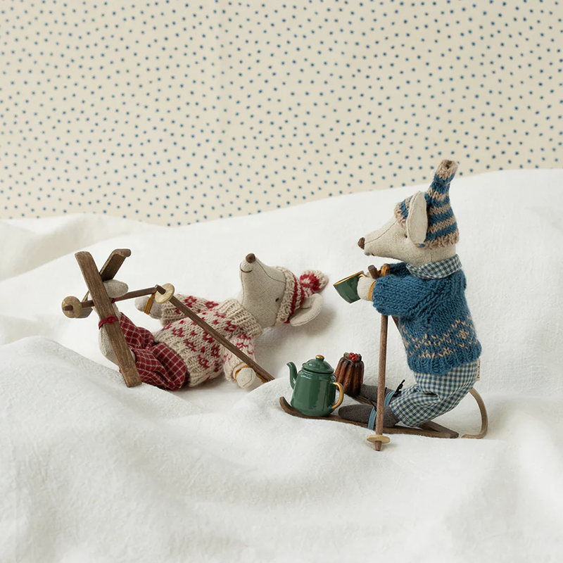 Maileg 'Souris d'Hiver avec Skis' Maman Rouge