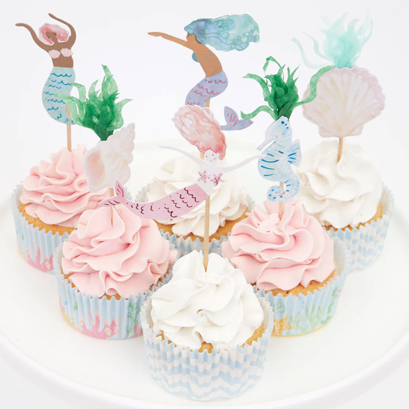 Cupcakes mit Cupcake-Topper mit Meerjungfrauen- und Unterwasserdesign.