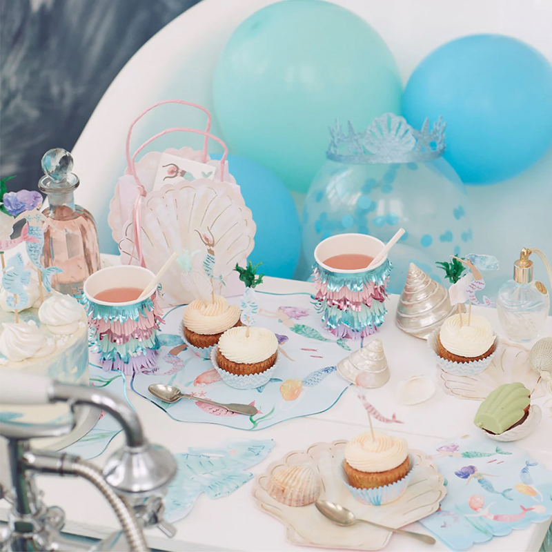 Meerjungfrauenparty mit Meerjungfrauen Becher, Cupcakeförmchen und Servietten.
