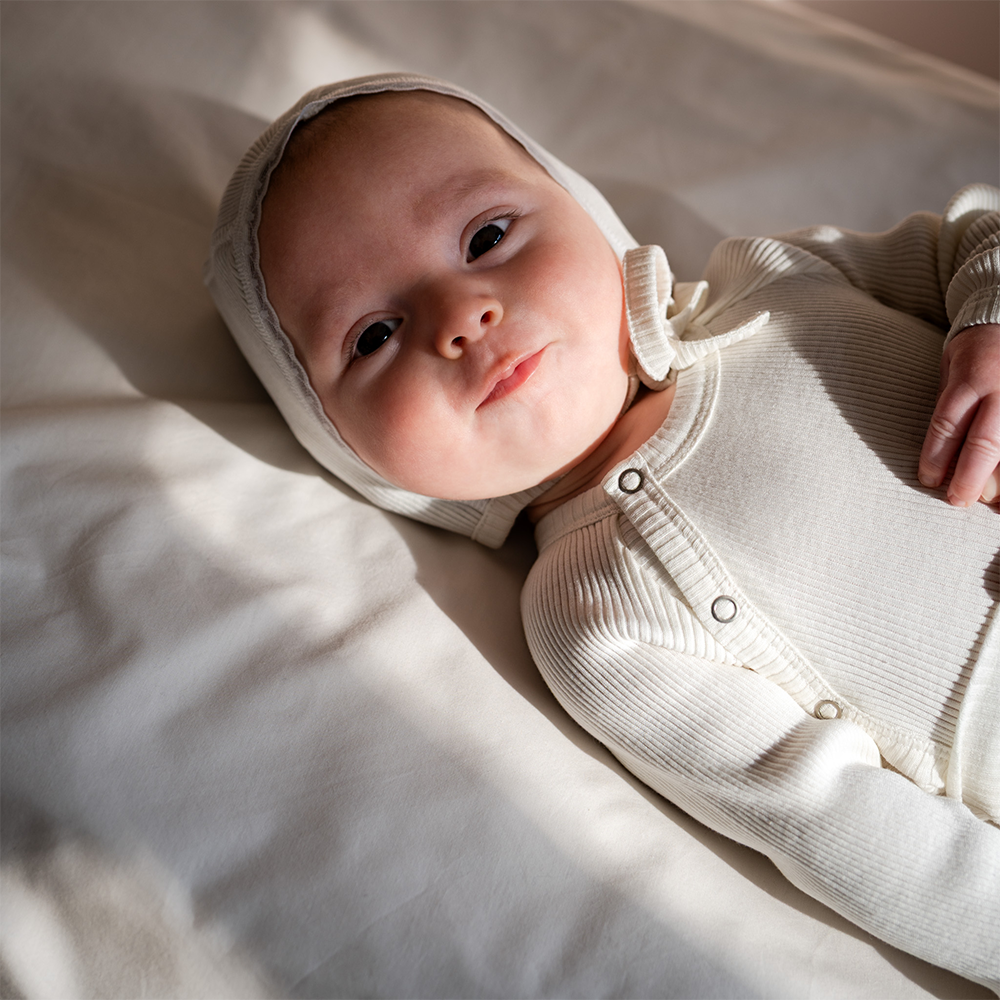 Minimalisma Bonnet bébé soie/coton « Beau » crème