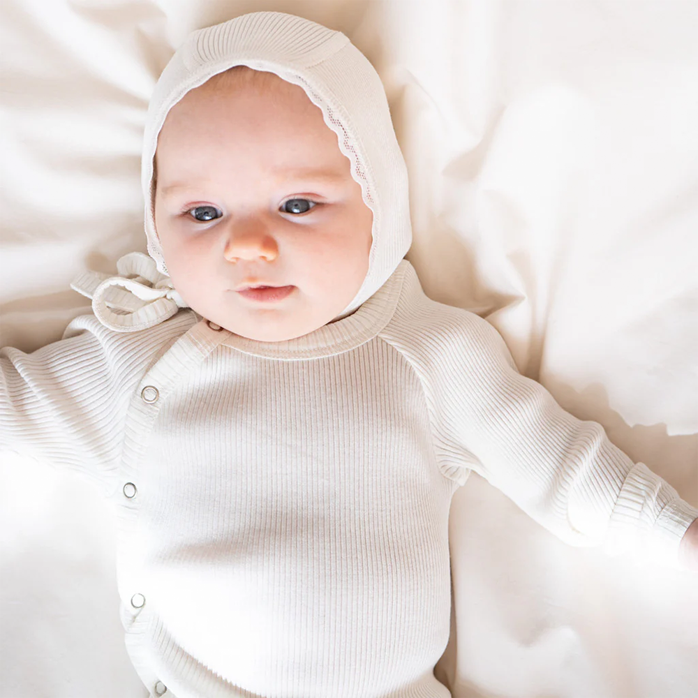 Minimalisma Bonnet bébé soie/coton « Beau » crème