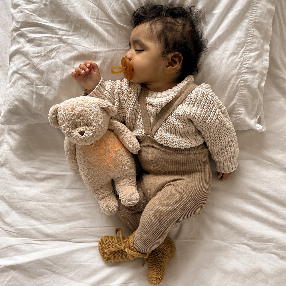 Moonie Teddybär mit Licht 'Organic Humming Bear' Sand - Online MY SNOWFLAKE