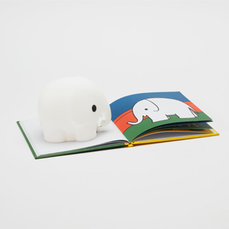 Mr Maria Mini LED-Lampe in Form eines kleinen Elefanten auf einem Buch. 