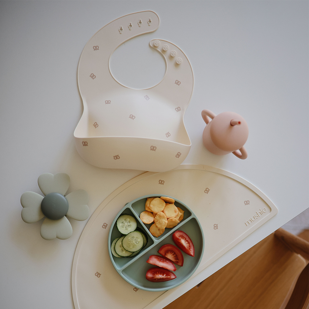 Mushie Silicone Bib Pretzel