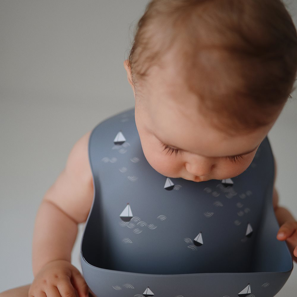 Mushie  Silikon Lätzchen  Boats - Online MY SNOWFLAKE