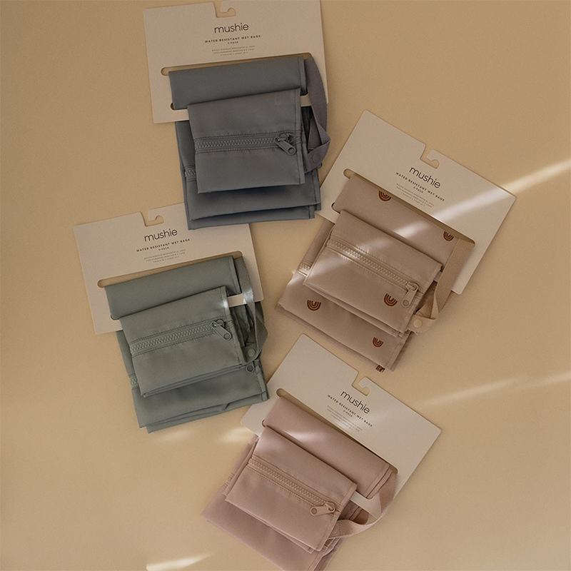 Wet Bags in Verpackung in verschiedenen Farben, Formen und Muster von Mushie.