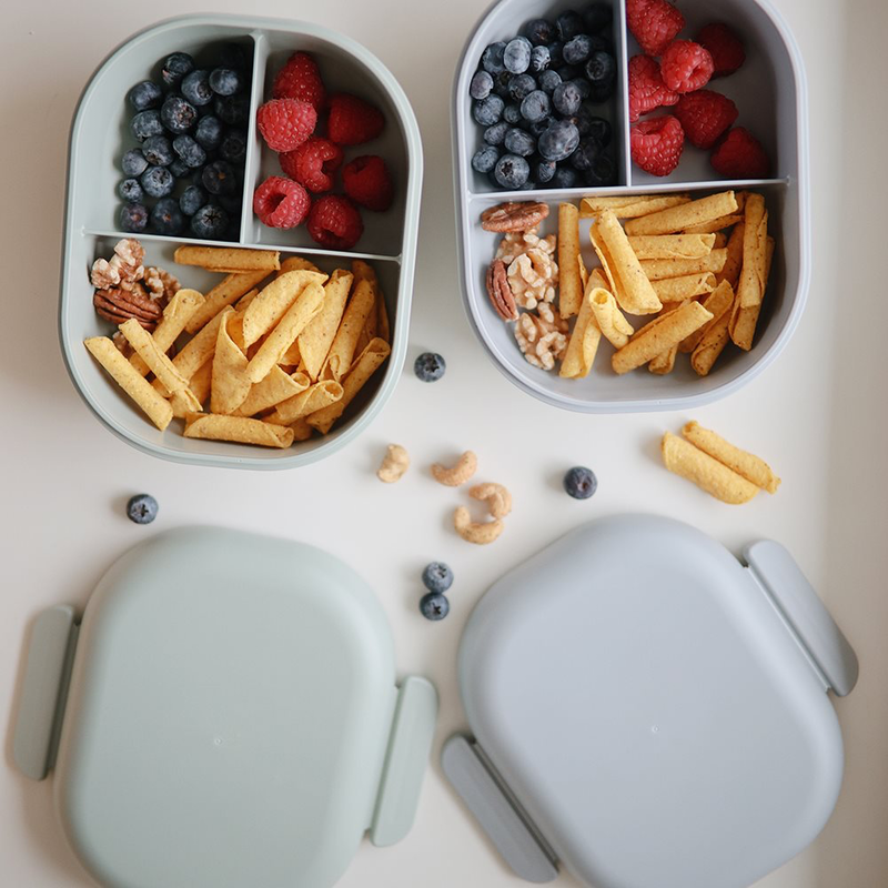 Lunchbox mit Fächer und Besteck in Hellgrün von Mushie