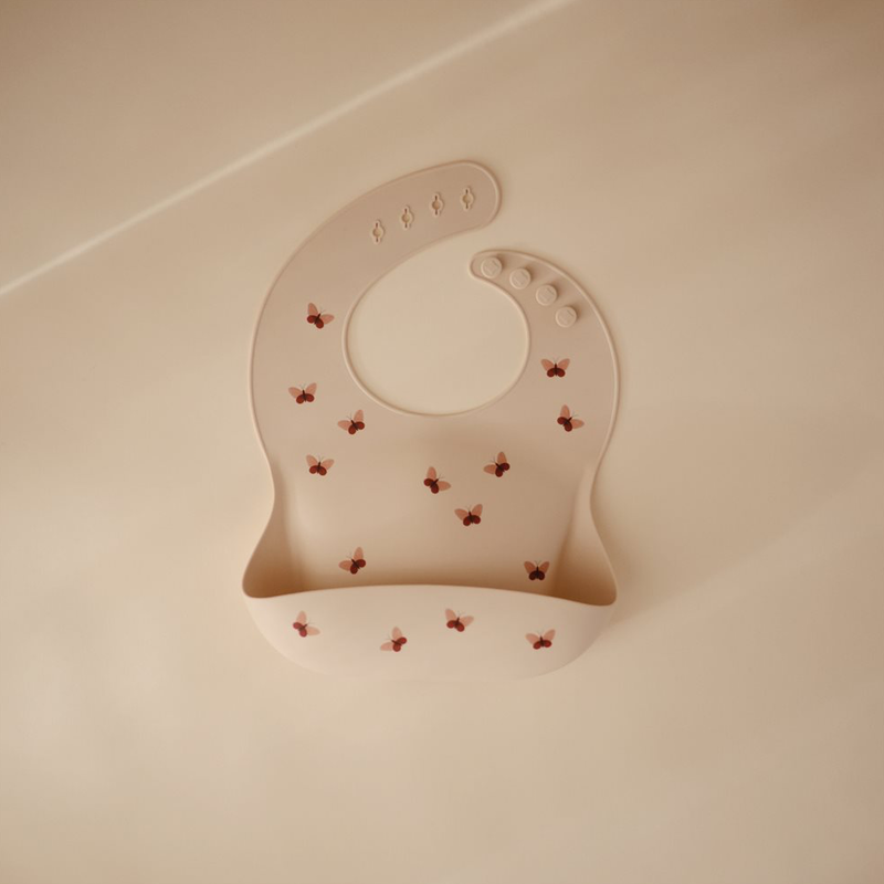 Silikon Lätzchen mit Auffangtasche in Beige mit Schmetterlingen von Mushie
