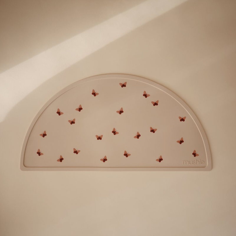 Silikon Tischset in beige mit Schmetterlingen von Mushie
