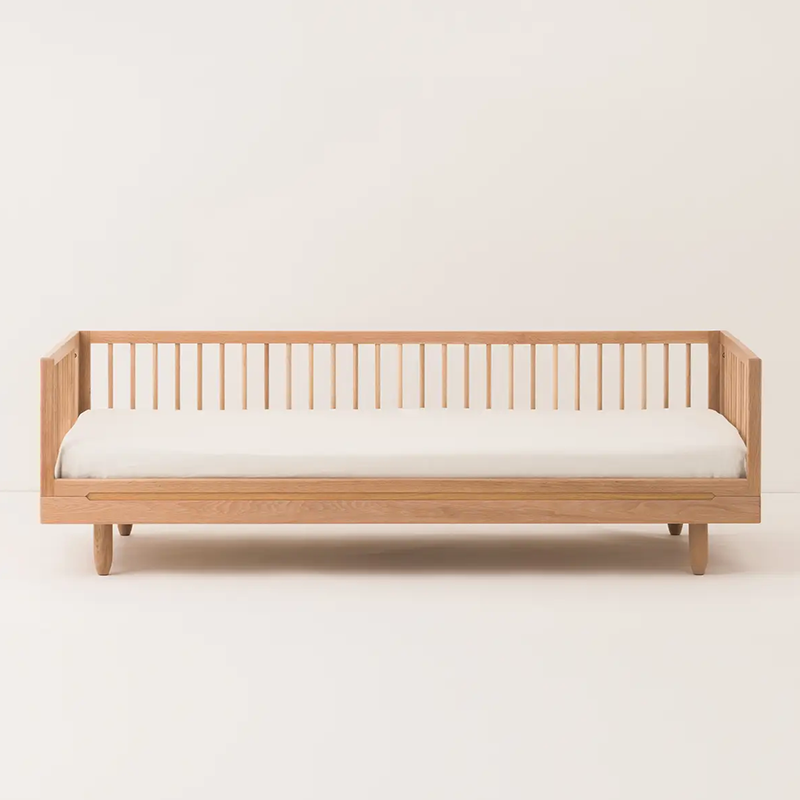 Bettsofa mit Matratze aus Eichenholz von Nobodinoz. 