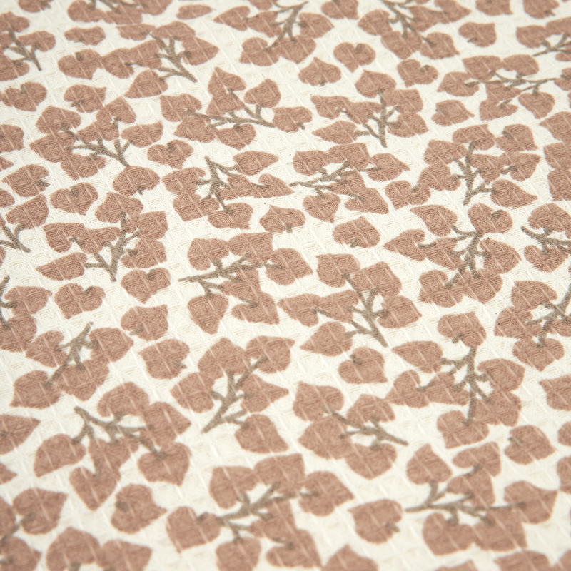 Wickelunterlage in Beige mit braunen Blättern von Nobodinoz