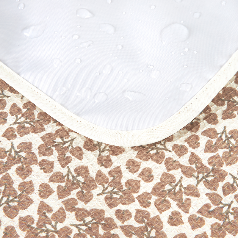Wickelunterlage in Beige mit braunen Blättern von Nobodinoz