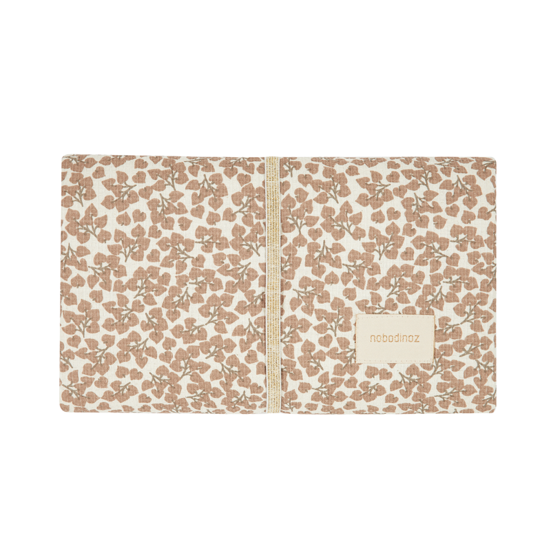 Wickelunterlage in Beige mit braunen Blättern von Nobodinoz