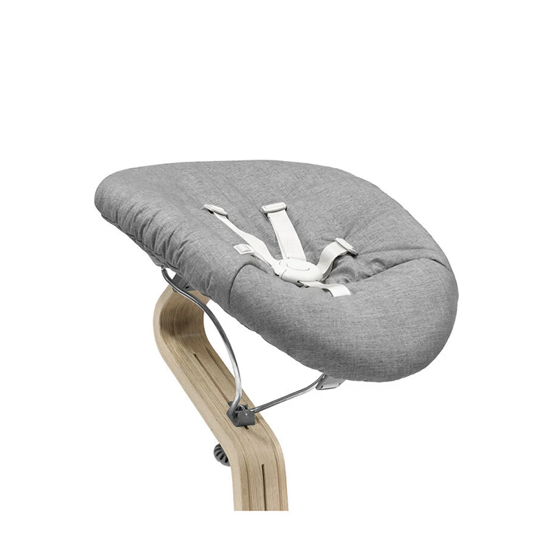 Stokke®  Nomi Hochstuhl Babyaufsatz & Matratzenbezug Grey /Grey Sand