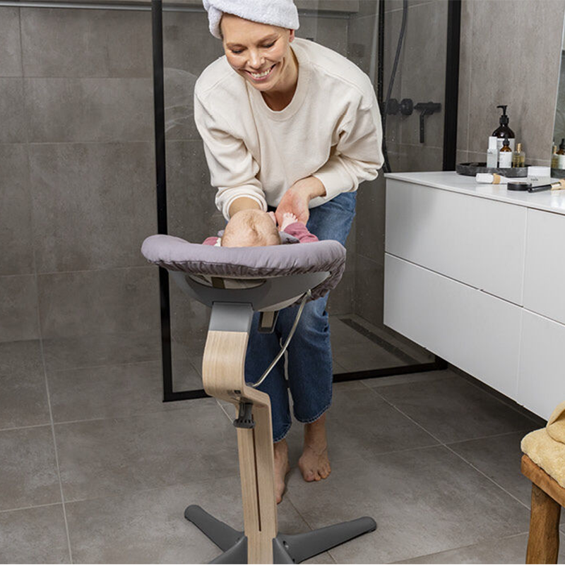 Stokke®  Nomi Hochstuhl Babyaufsatz & Matratzenbezug Grey /Grey Sand