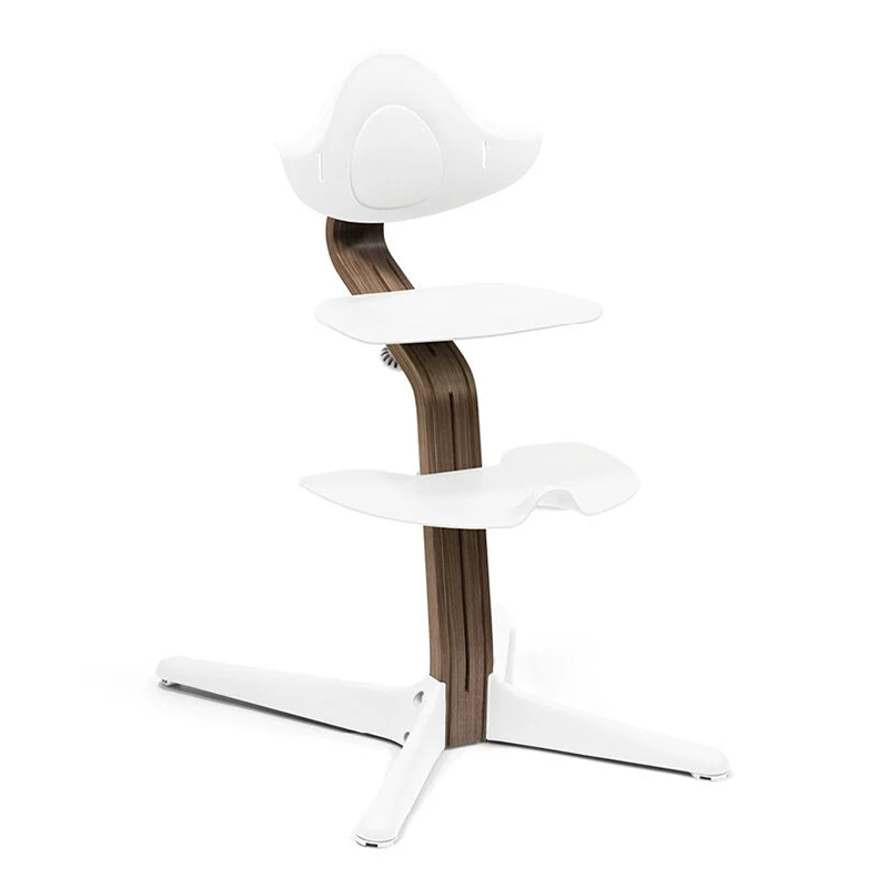 Nomi Hochstuhl mit Mittelbalken aus Walnussholz und Rückenlehne, Sitz, Fussauflage und Füsse in Weiss von Stokke. 