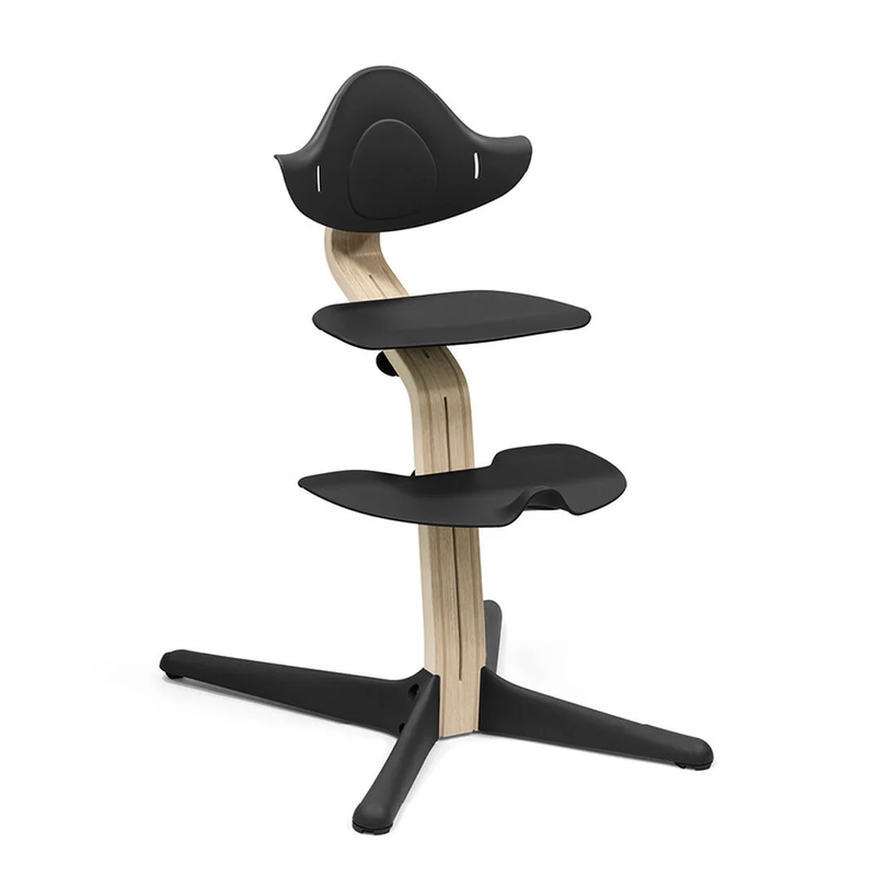 Nomi Hochstuhl in Schwarz mit Mittelbalken aus Holz von Stokke. 