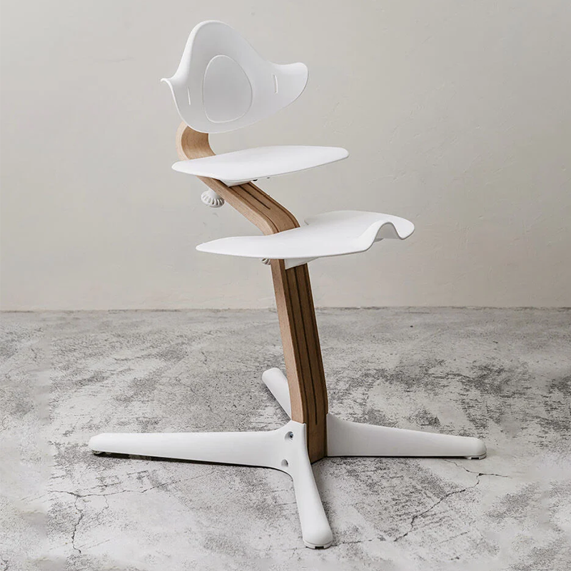 Nomi Hochstuhl mit Mittelbalken aus Holz und Sitz, Rückenlehne und Füsse in Weiss von Stokke. 