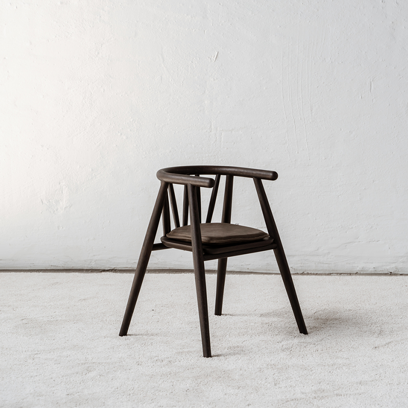 Oaklings 'STORM' Kinderstuhl in Smoked Oak mit Sitzkissen. 