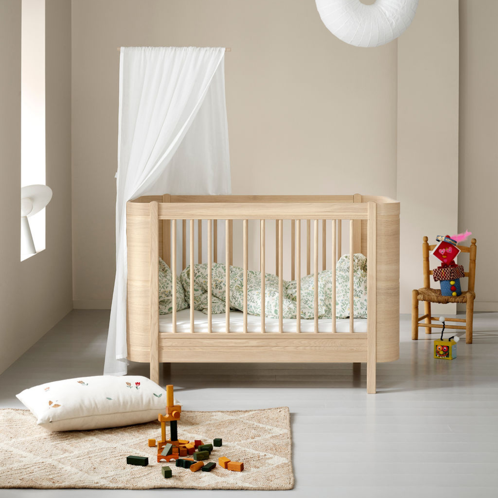 Ausstellungsstück Oliver Furniture  Wood Mini+ Babybett Eiche mit Himmelstange und Betthimmel - Online MY SNOWFLAKE