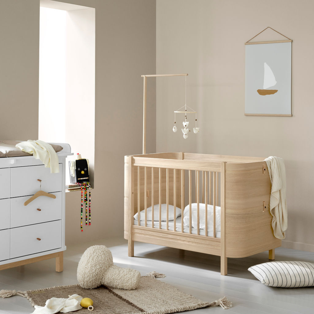 Ausstellungsstück Oliver Furniture  Wood Mini+ Babybett Eiche mit Himmelstange und Betthimmel - Online MY SNOWFLAKE