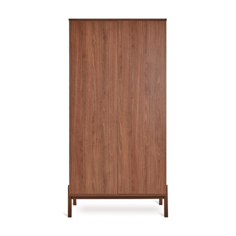 Zweitüriger Kleiderschrank in Kastanienbraun.