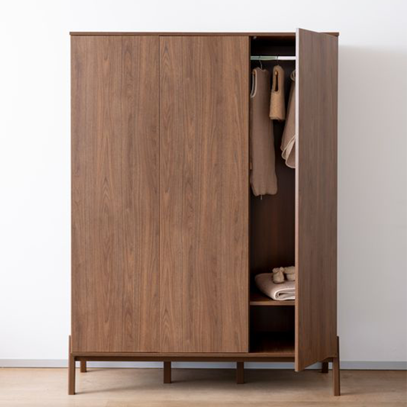 Dreitüriger Schrank in Kastanienbraun von Quax. Eine Türeist offen.