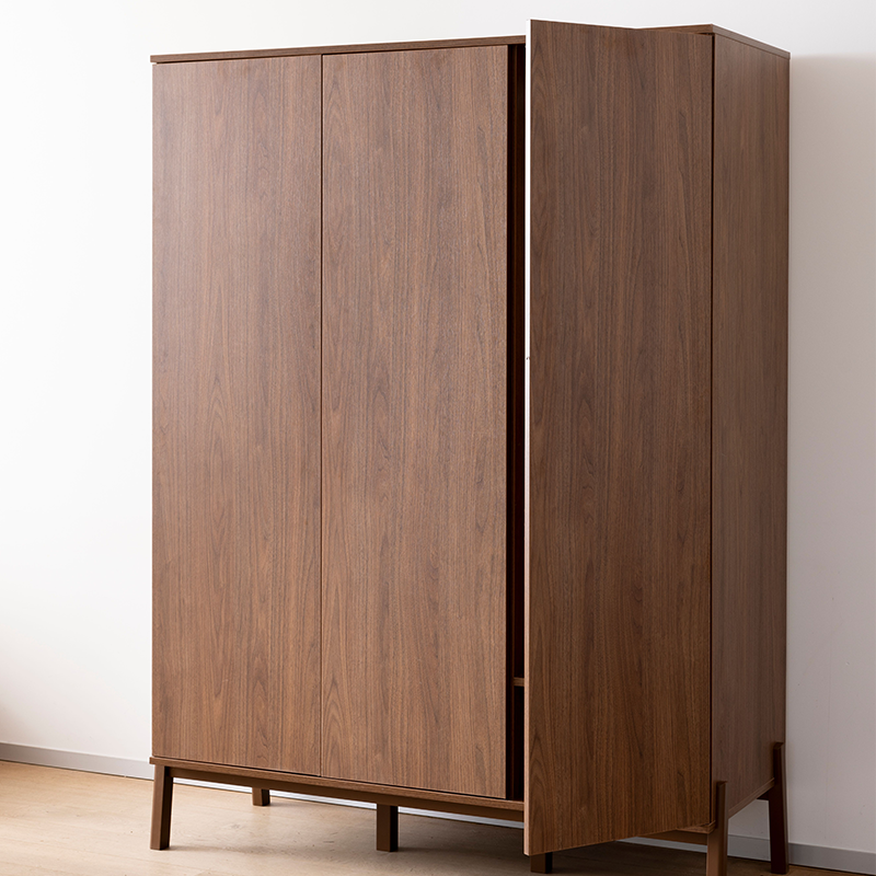 Dreitüriger Schrank in Kastanienbraun von Quax.