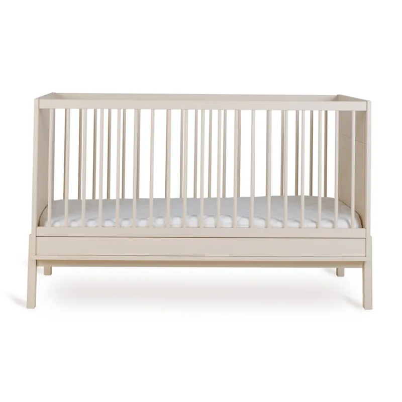 Babybett in einem lehmfarbigen Grauton von Quax.