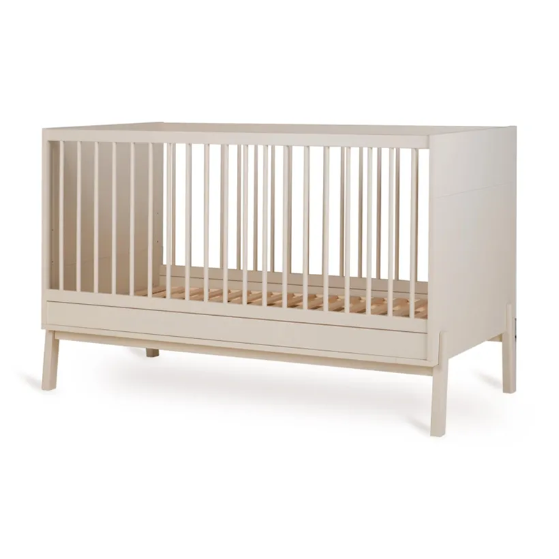 Babybett in einem lehmfarbigen Grauton von Quax.