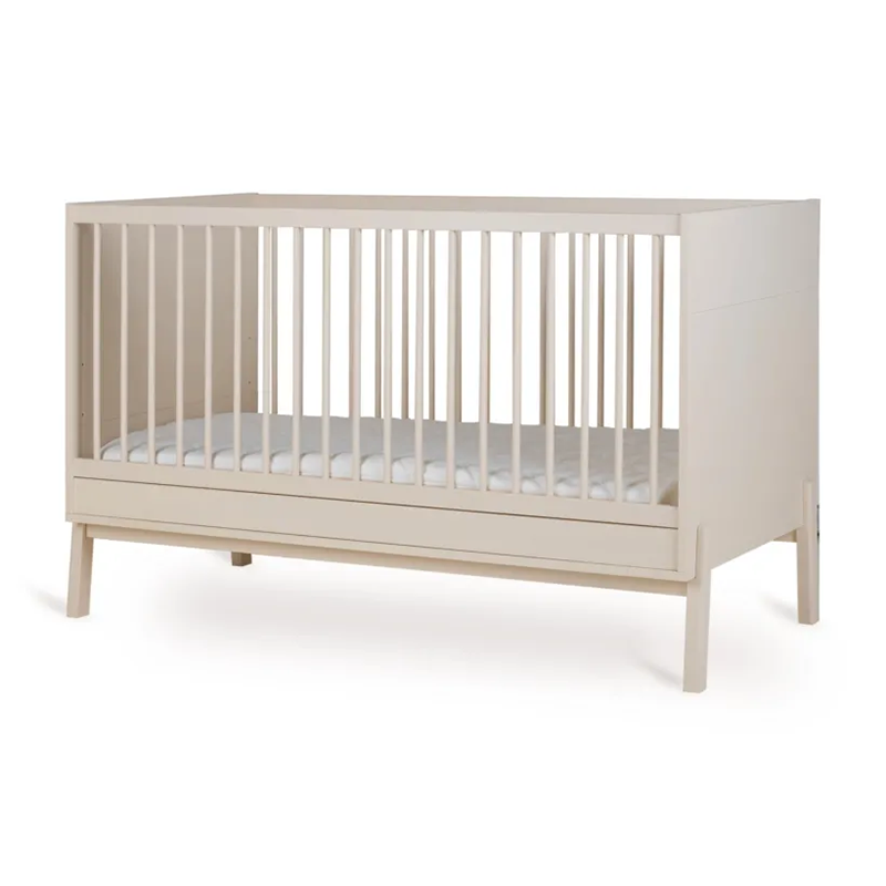 Babybett in einem lehmfarbigen Grauton von Quax.