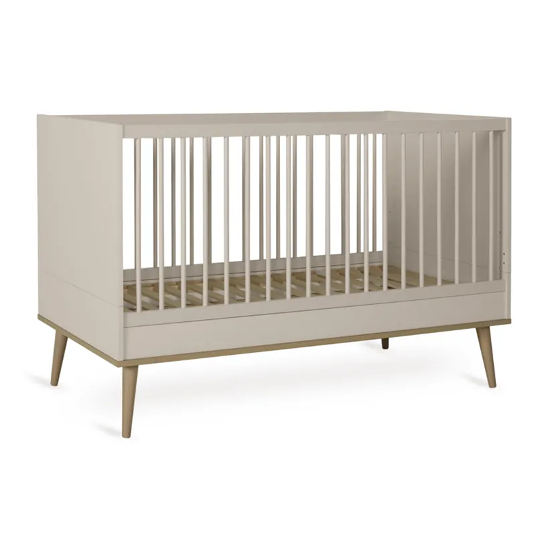 Babybett in Beige mit 4 Beinen aus massiver Buche.