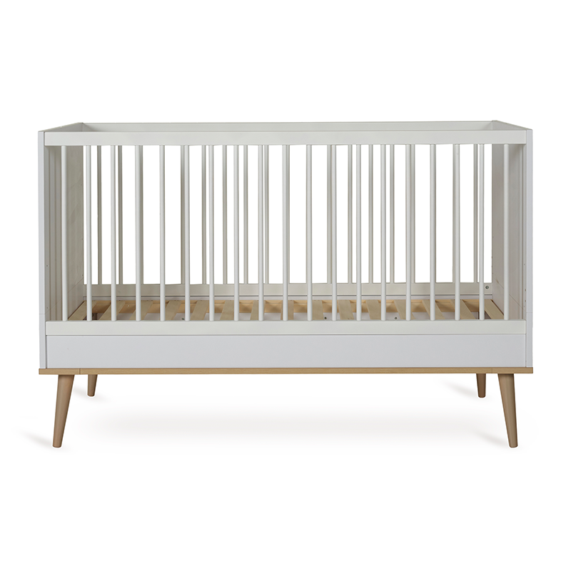 Babybett in weiss mit Beinen aus Eiche von Quax.