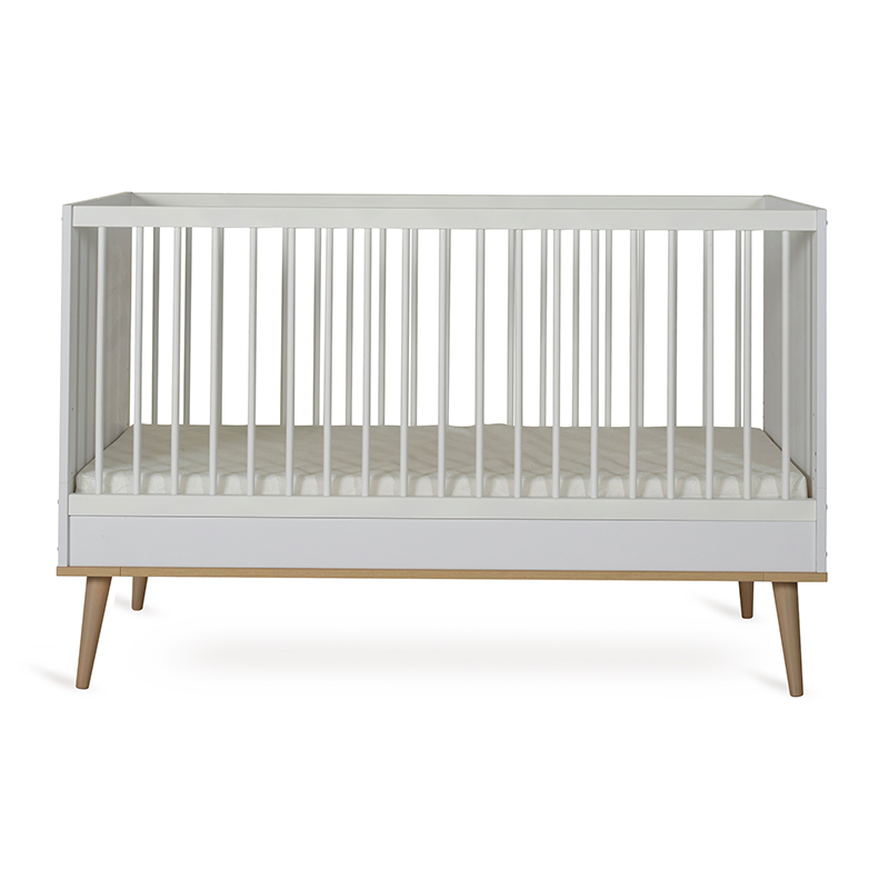 Babybett in Weiss mit  Matratze und Beinen aus Eiche von Quax.