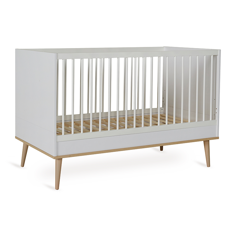 Babybett in weiss ohne Matratze mit Beinen aus Eiche von Quax.