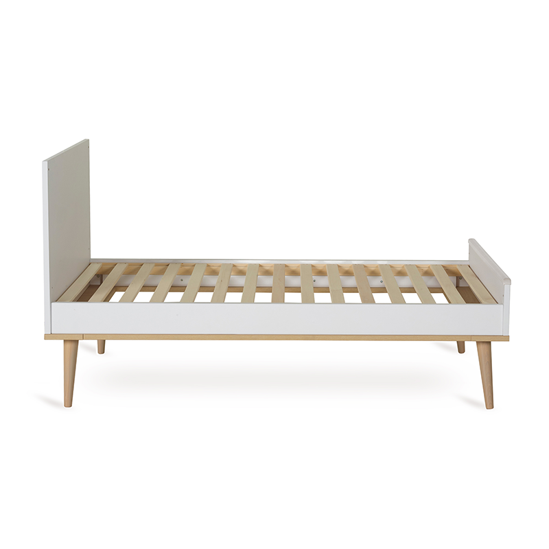 Kinderbett in Weiss mit Beinen aus massiver Eiche von Quax.