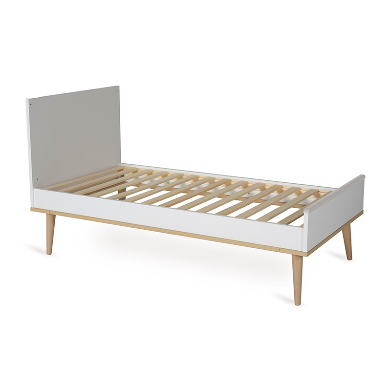Kinderbett in Weiss mit Beinen aus massiver Eiche von Quax.