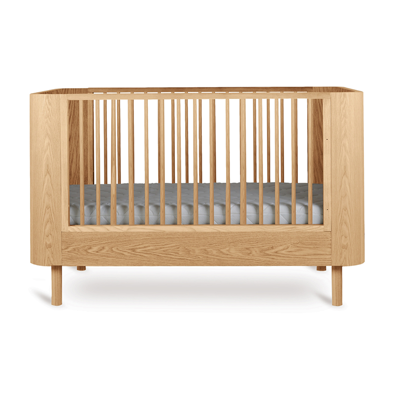 Babybett aus Eschenholz von Quax mit Matratze.