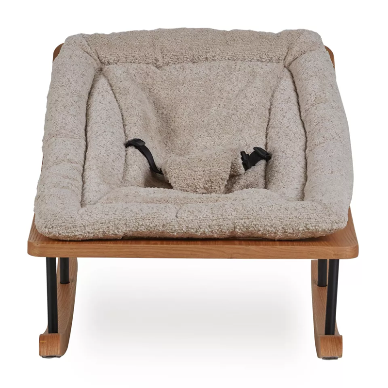 Babywippe mit Holzkufen und beiger Bouclé-Stoff Polsterung von Quax.