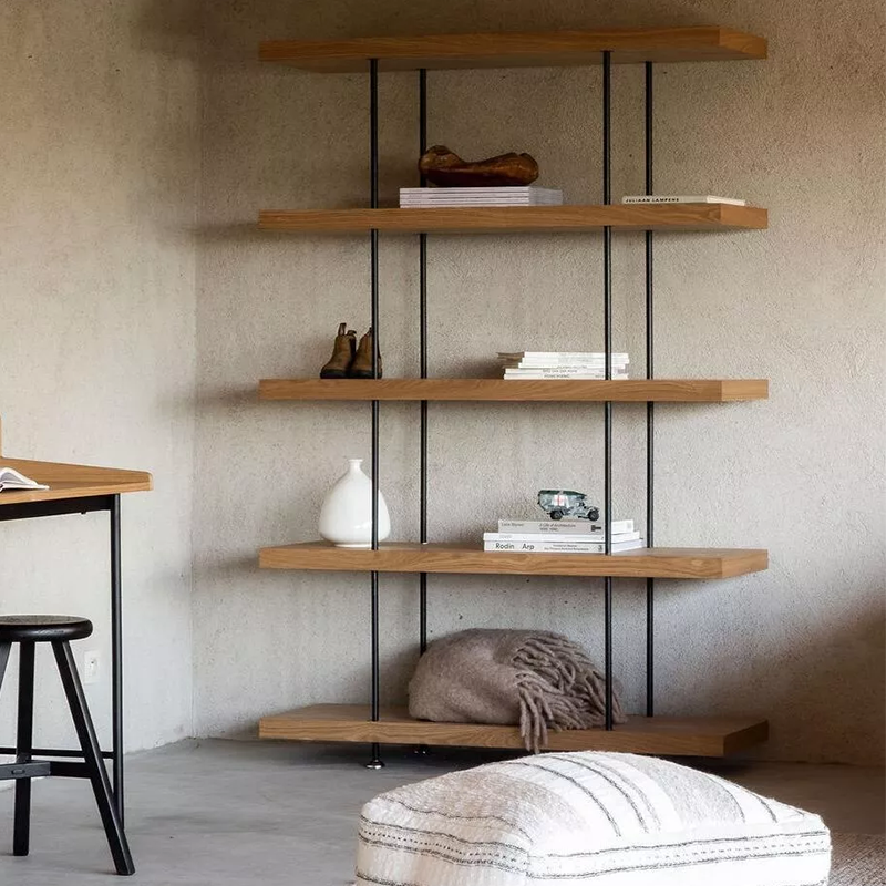 Bücherregal mit Regalböden in Eiche und Rahmen in schwarzem Stahl von Quax dekoriert mit Bücher, Magazinen und Vasen.