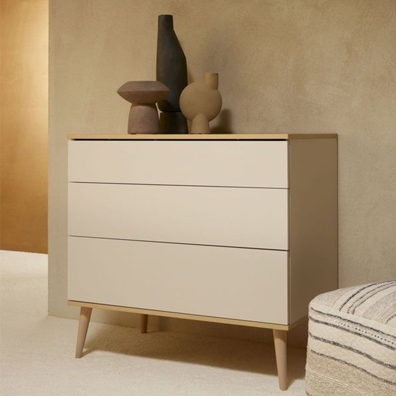 Kommode in Clay-Farbton mit 2 Schubladen und Beinen aus massiver Eiche von Quax in einem Zimmer und dekoriert mit 2 Vasen.