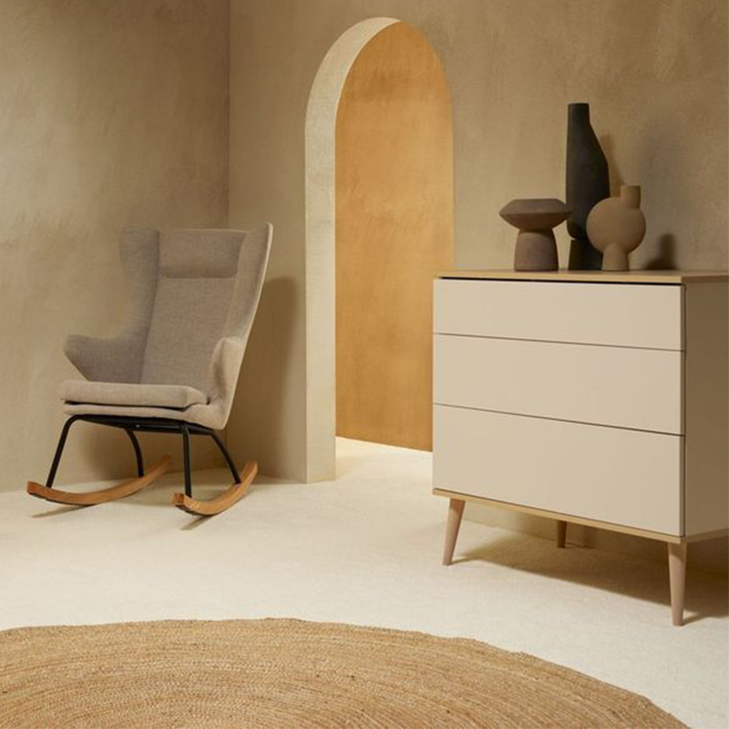 Kommode in Clay-Farbton mit 3 Schubladen und Beinen aus massiver Eiche von Quax., in einem Zimmer mit einem Schaukelstuhl.