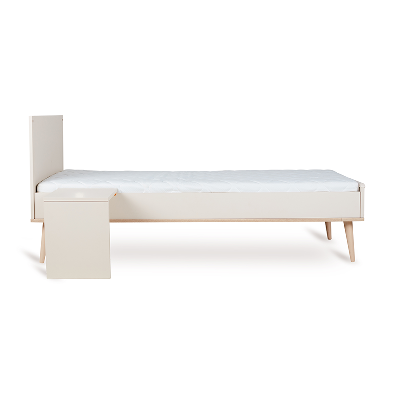 Juniorbett mit Matratze und  Nachttisch in Beige von Quax.