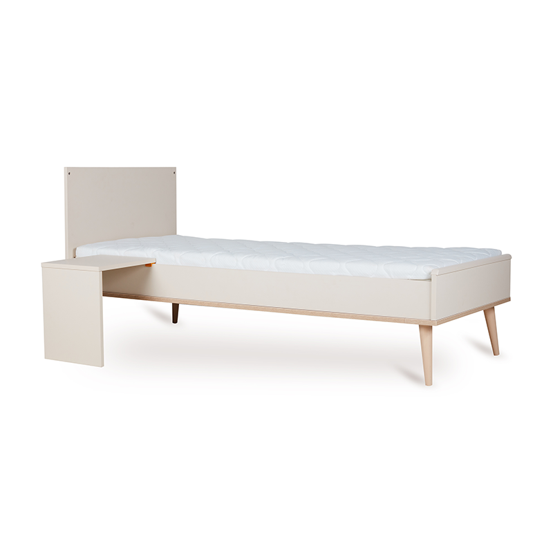 Juniorbett mit Matratze und mit Nachttisch in Beige von Quax.
