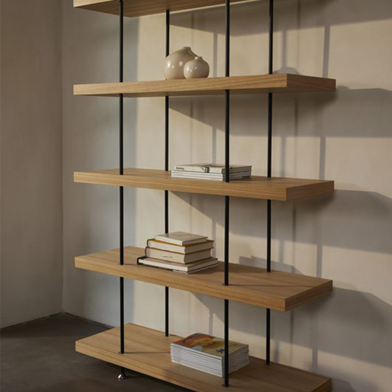 Bücherregal mit Regalböden in Eiche und Rahmen in schwarzem Stahl von Quax, dekoriert mit Büchern und Magazinen und Vasen.