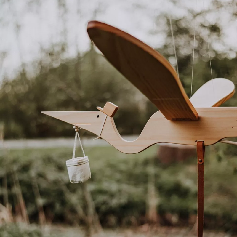 Pelikan-Mobile aus Holz fürs Kinderzimmer von Quax hängt an einem Baum.
