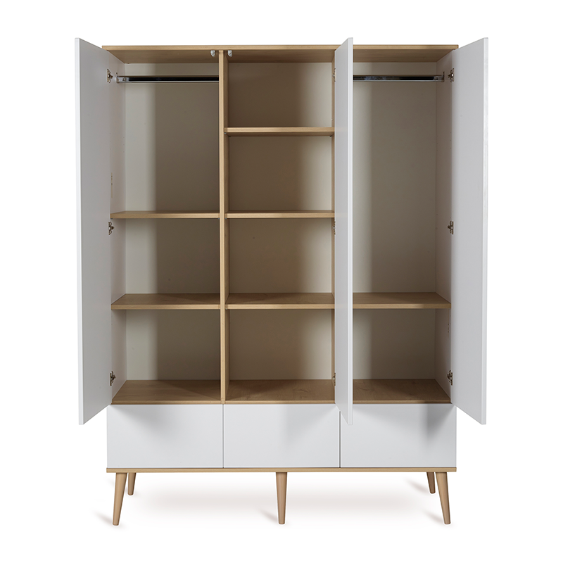Dreitüriger Schrank mit 3 Schubladen in Weiss von Quax. Die Türen sind offen und verschiedene Regalböden und Kleiderstangen.