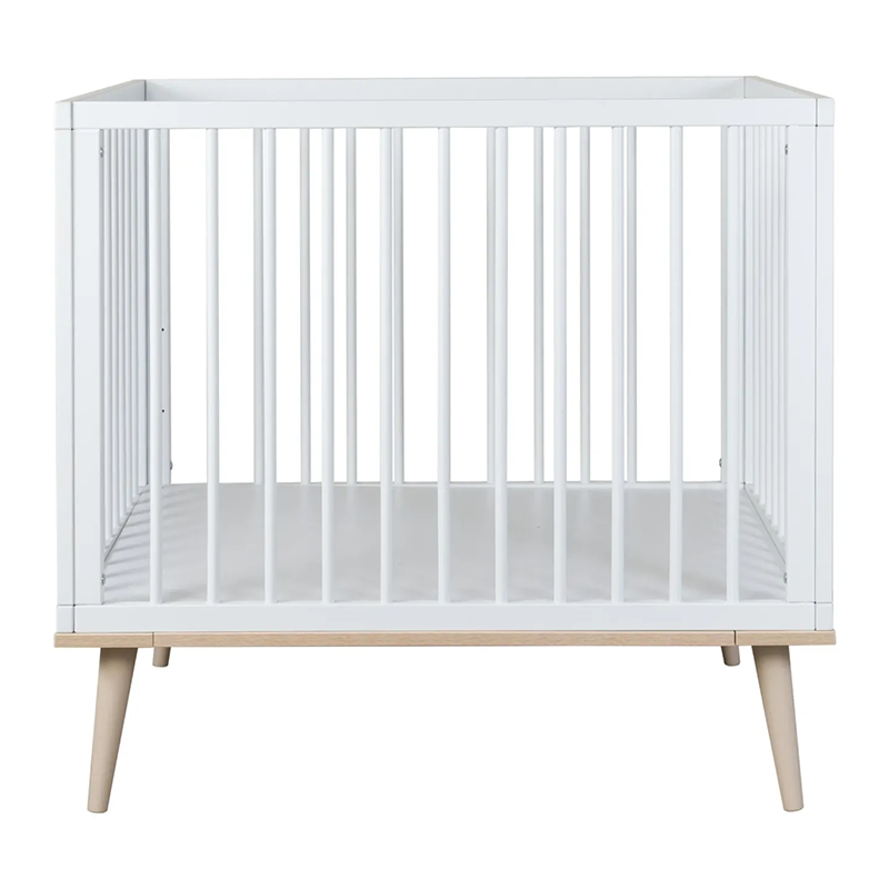 Laufgitter in Weiss mit massiven Beinen aus Buchenholz von Quax.