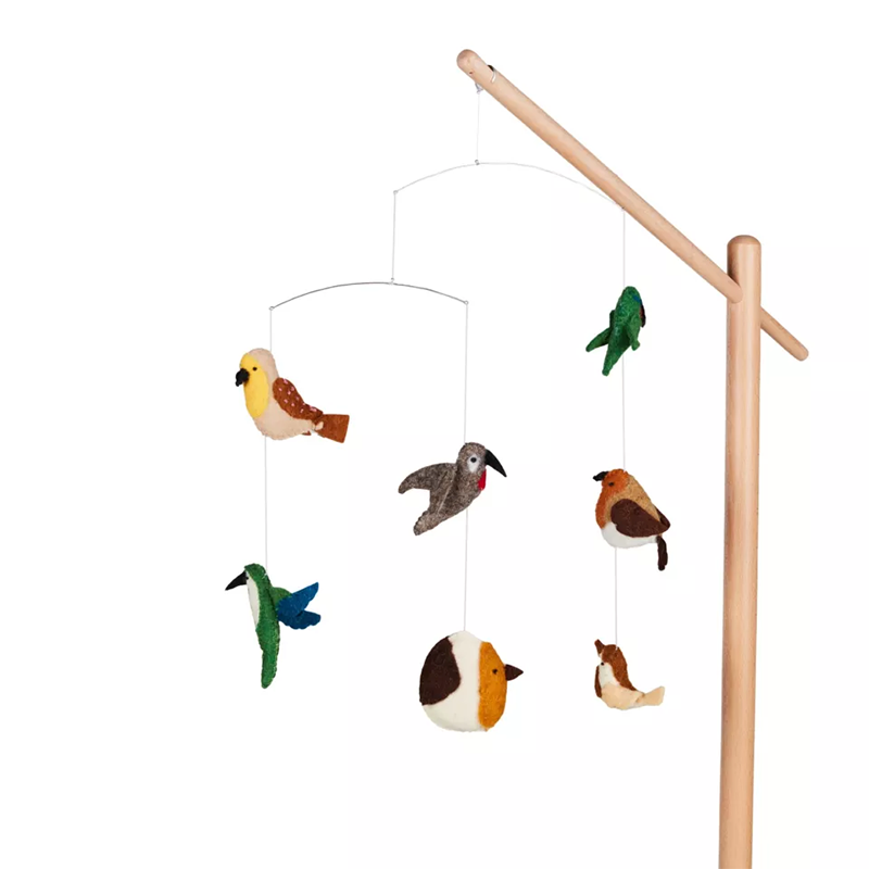 Vogelmobile mit 7 verschieden farbigen Vögeln von Quax.